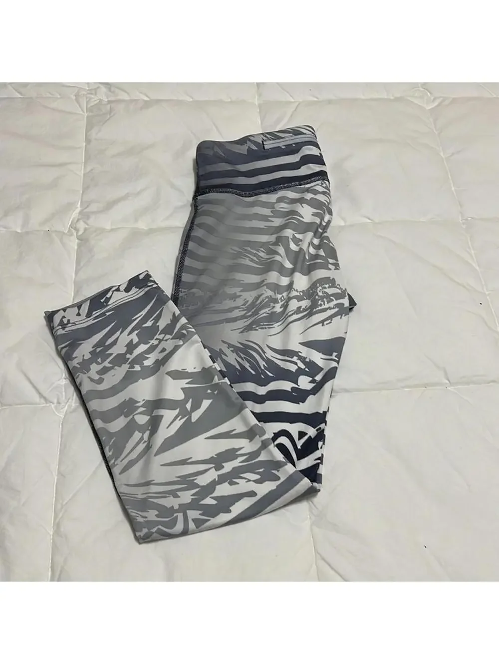 Nike Dri-Fit Capri Leggings Gray Abstract Wave Print Women's XS - Picture 3 of 7